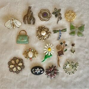 Lot of 17 Brooches.